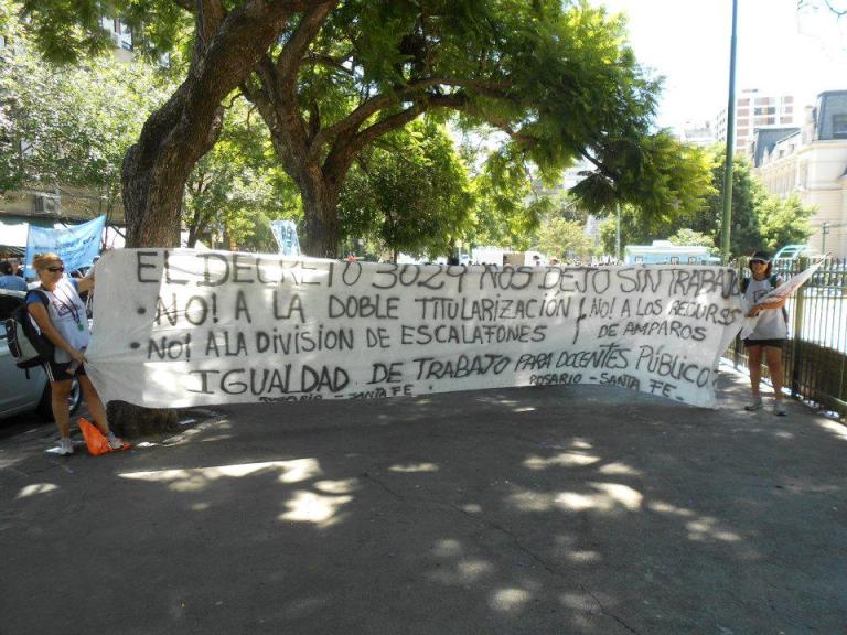 Docentes de Santa Fe por la estabilidad laboral.