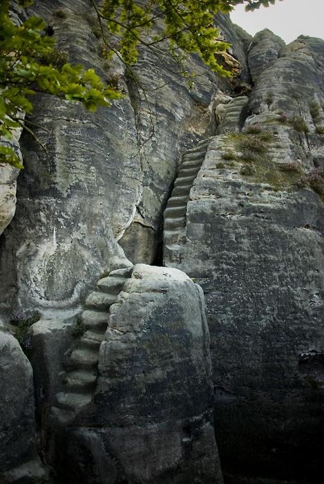 Escaleras de las monta�as de Elbe Sandstone. Dresde, Alemania