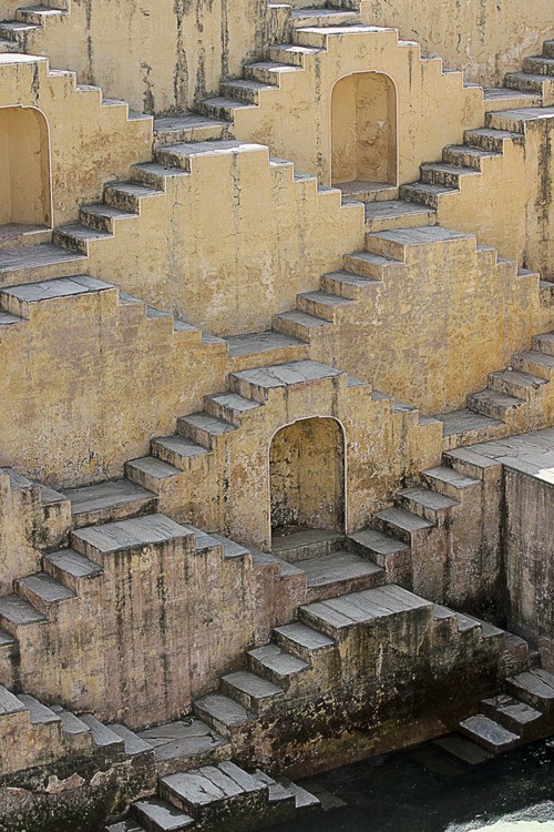 Escaleras que cuestan subir.