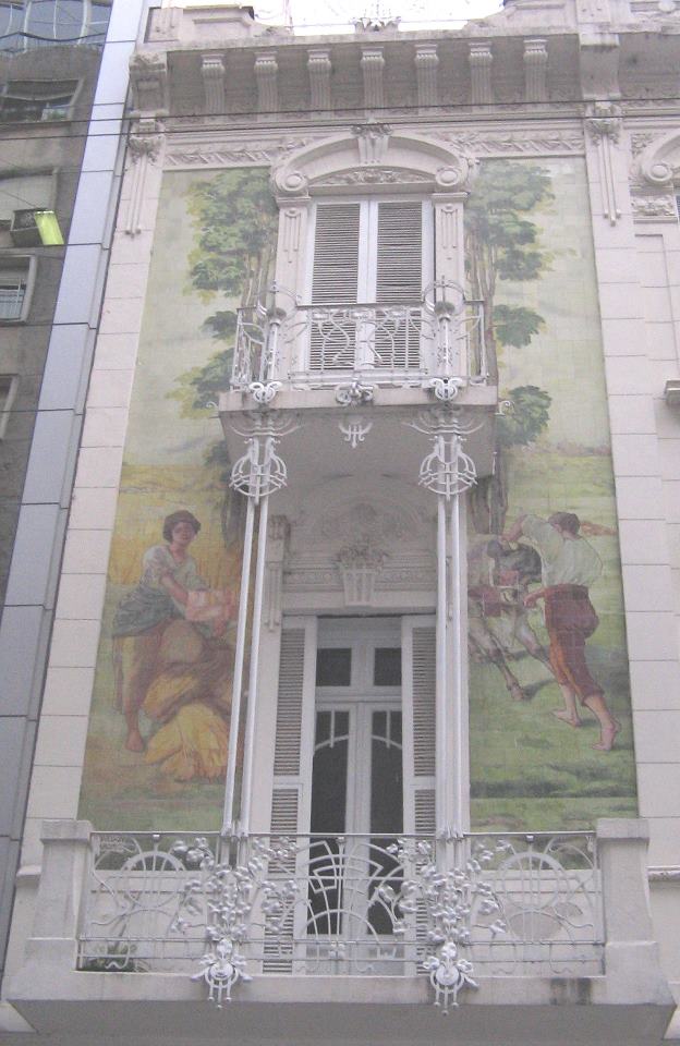 Edificio espl?ndido en la calle Paraguay 1330.