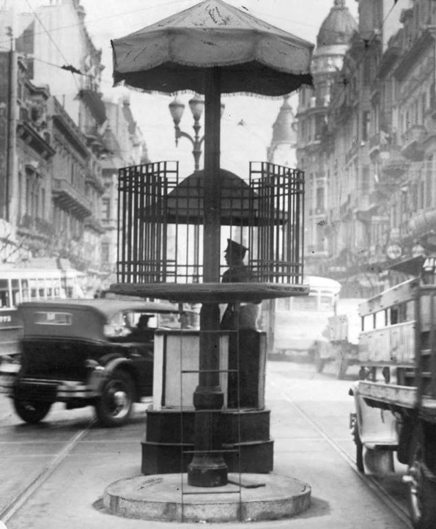 Garita en la esquina de Callao y Corrientes.